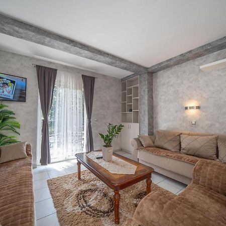 Apartman Anja Risan Exterior photo