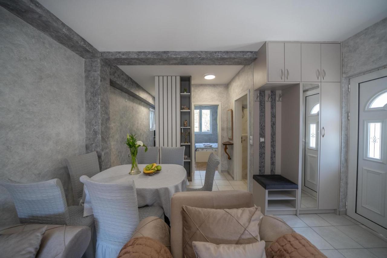 Apartman Anja Risan Exterior photo