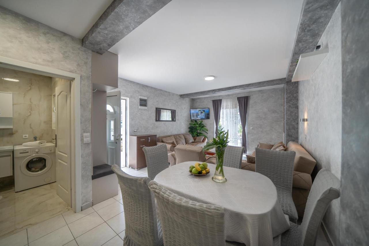 Apartman Anja Risan Exterior photo