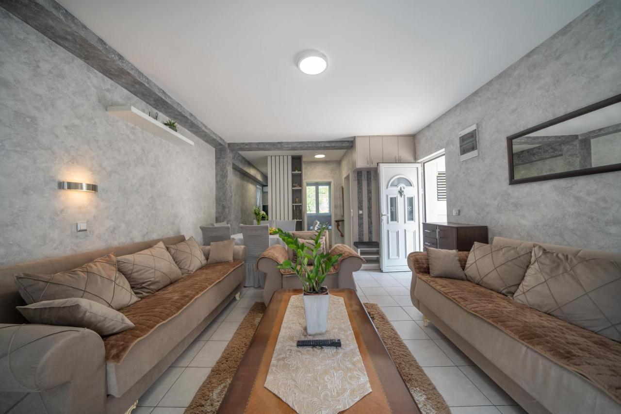 Apartman Anja Risan Exterior photo