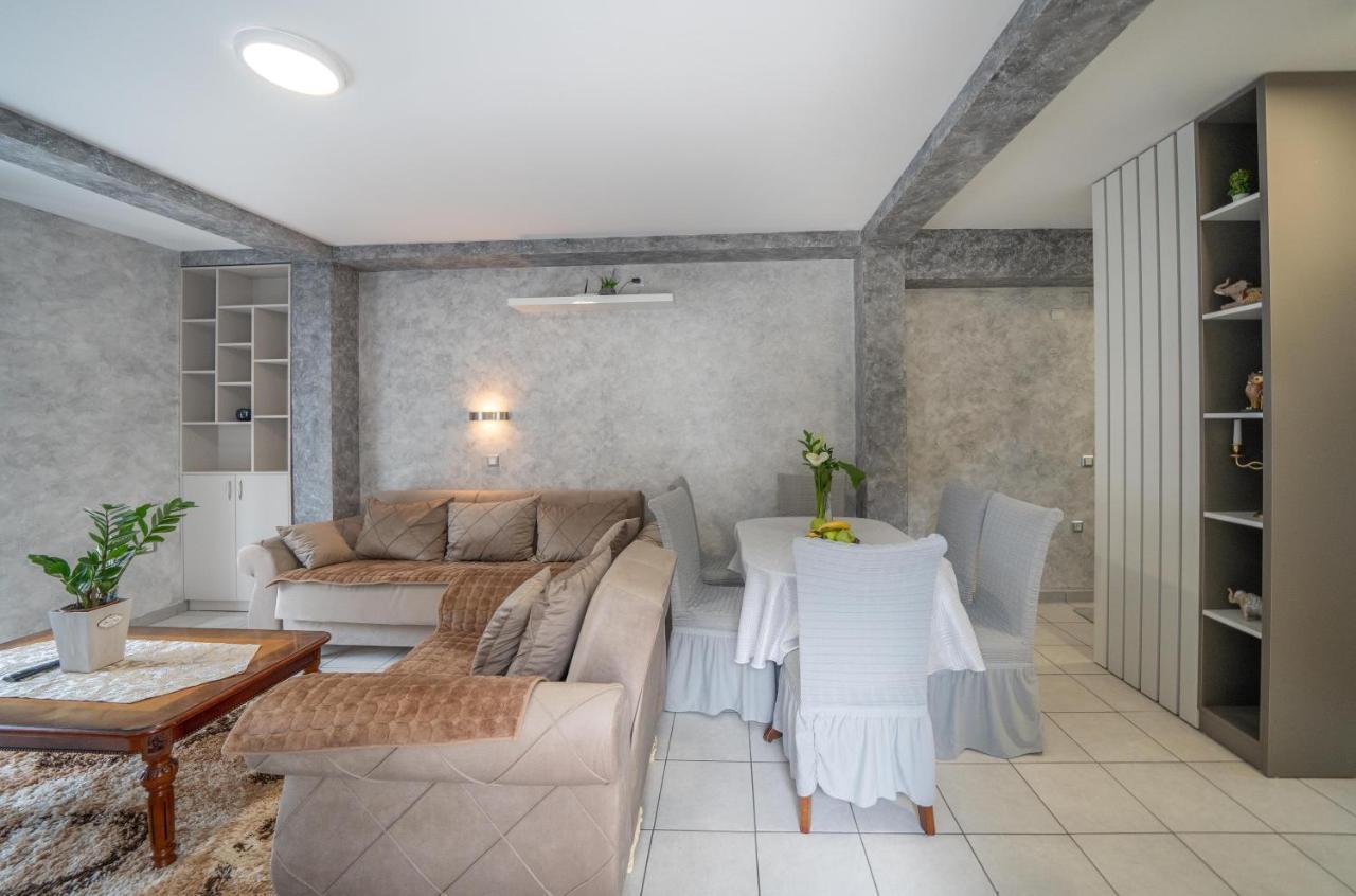 Apartman Anja Risan Exterior photo