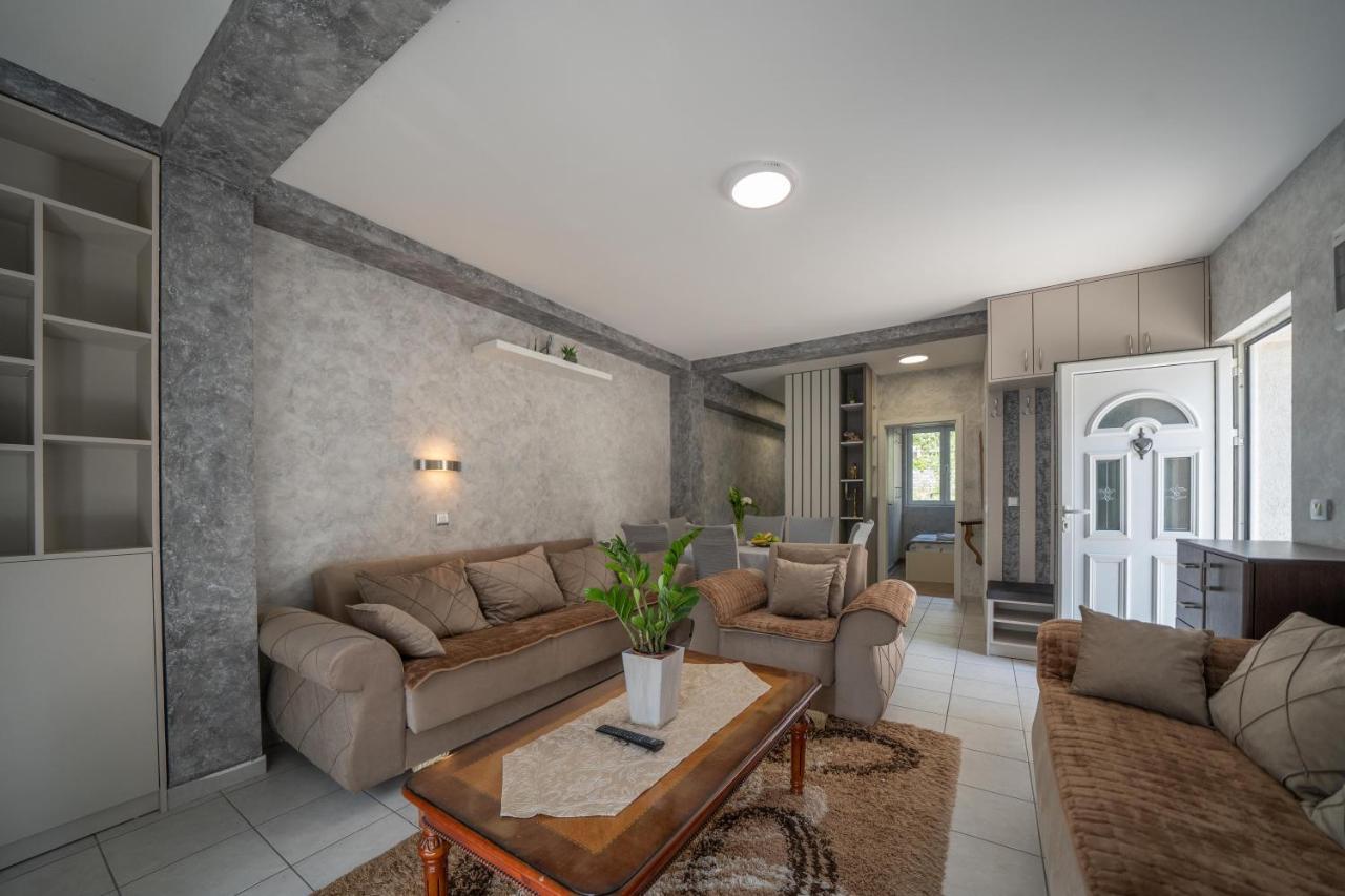 Apartman Anja Risan Exterior photo